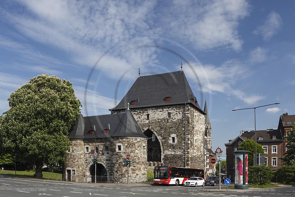 Aachen, Ponttor in Aachen, Baujahr:1320,  zeitweise auch Brueckenpforte oder -thor genannt, ist das westliche der beiden Nordtore der aeusseren Aachener Stadtmauer, aus Kalksandstein und Grauwackerquadern gefertigt; Aachen, gate Ponttor in Aachen, city gate.