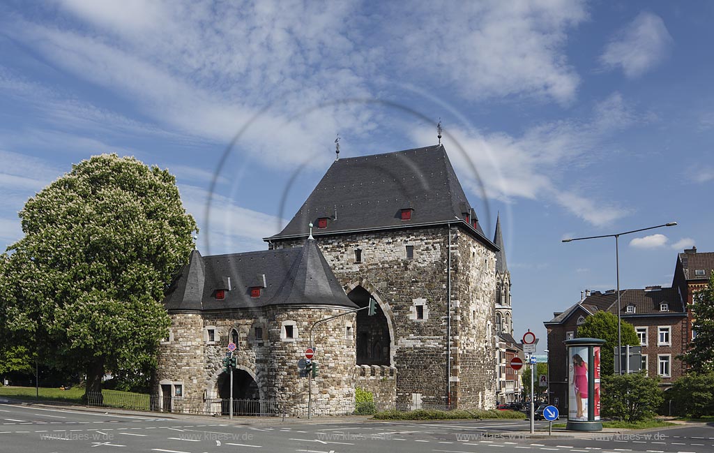 Aachen, Ponttor in Aachen, Baujahr:1320,  zeitweise auch Brueckenpforte oder -thor genannt, ist das westliche der beiden Nordtore der aeusseren Aachener Stadtmauer, aus Kalksandstein und Grauwackerquadern gefertigt; Aachen, gate Ponttor in Aachen, city gate.