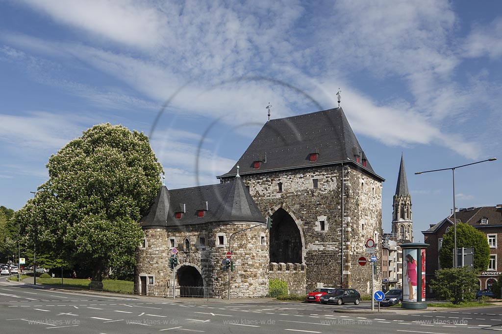 Aachen, Ponttor in Aachen, Baujahr:1320,  zeitweise auch Brueckenpforte oder -thor genannt, ist das westliche der beiden Nordtore der aeusseren Aachener Stadtmauer, aus Kalksandstein und Grauwackerquadern gefertigt; Aachen, gate Ponttor in Aachen, city gate.