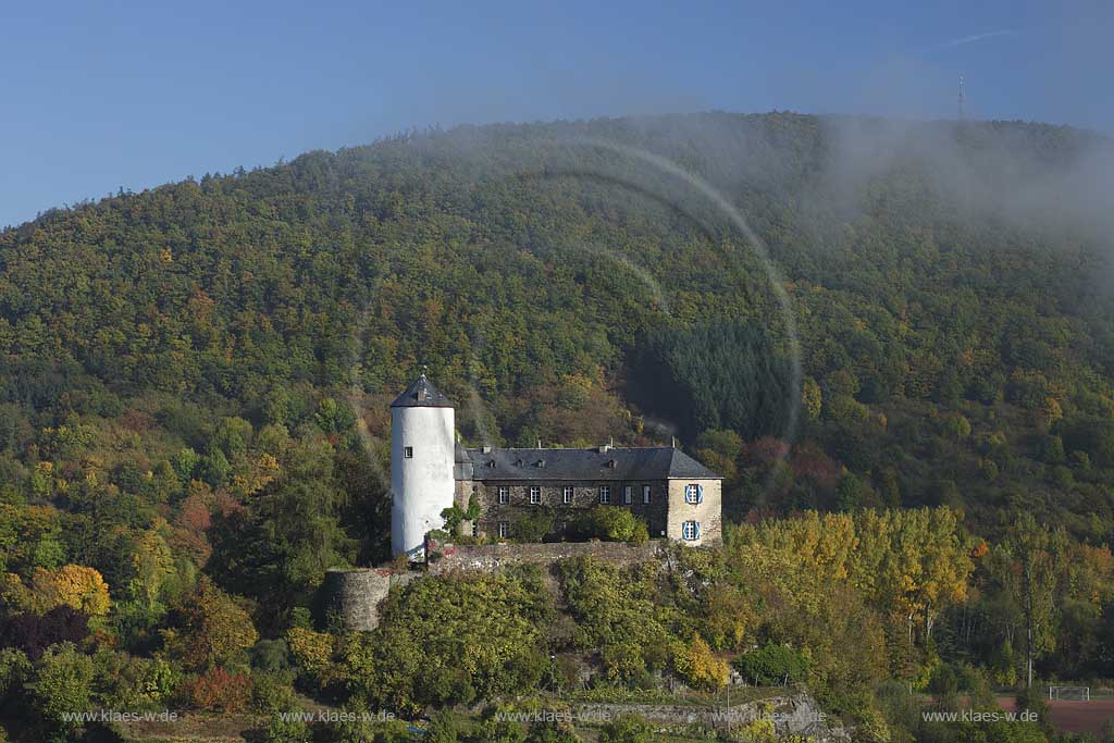 Altenahr Kreuzberg, Blick zur Burg Kreuzberg in herbstlicher Morgenstimmung; View to castle Kreuzberg in Altenahr Kreuzberg early in the autumn morning