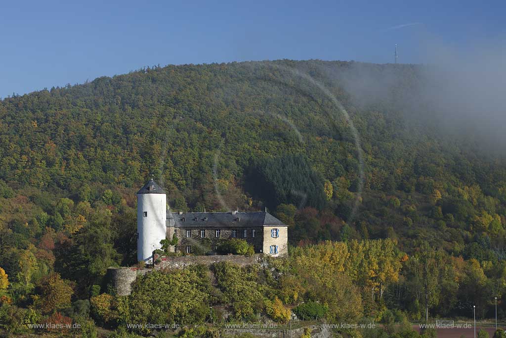 Altenahr Kreuzberg, Blick zur Burg Kreuzberg in herbstlicher Morgenstimmung; View to castle Kreuzberg in Altenahr Kreuzberg early in the autumn morning