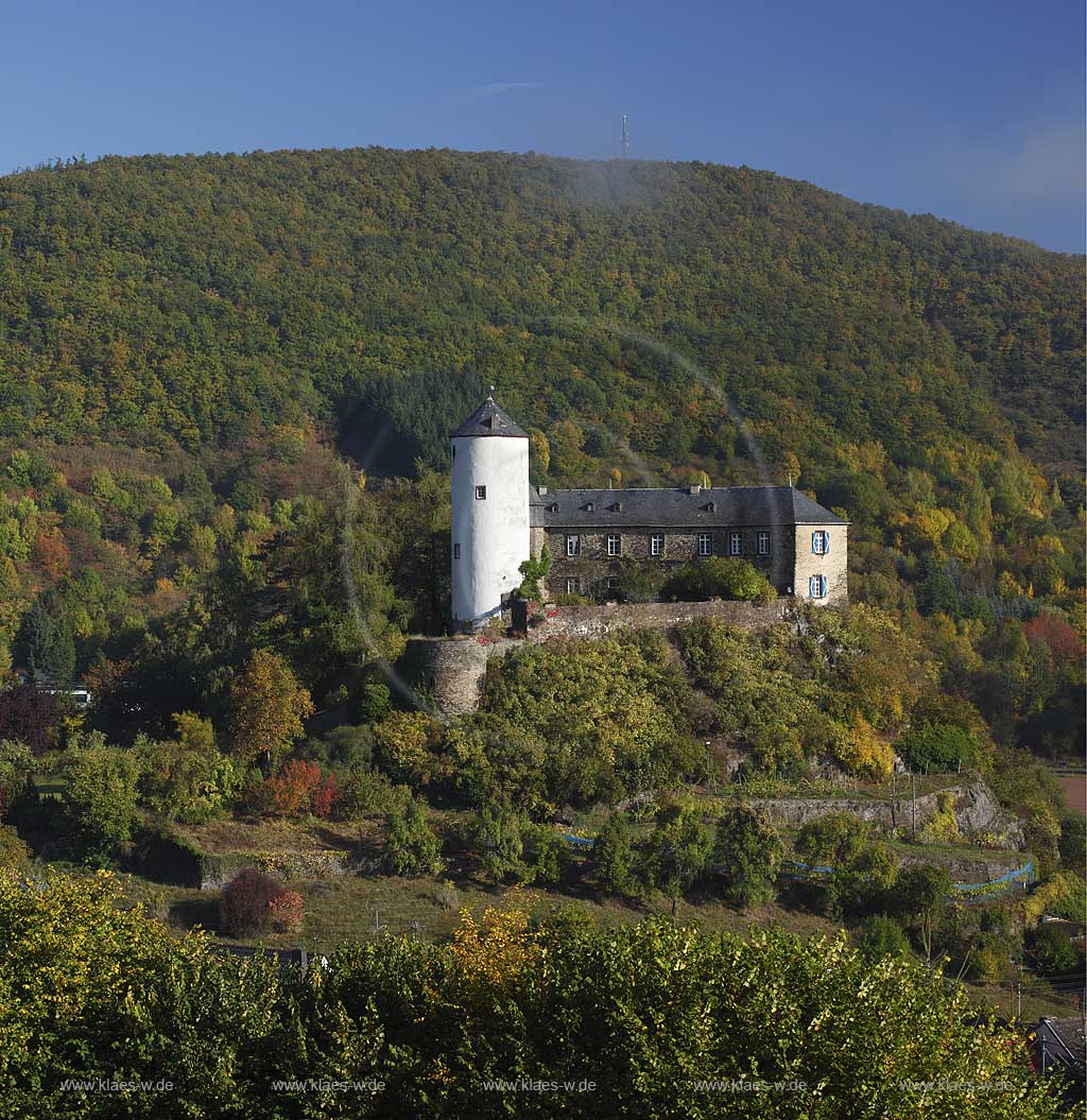 Altenahr Kreuzberg, Blick zur Burg Kreuzberg in herbstlicher Morgenstimmung; View to castle Kreuzberg in Altenahr Kreuzberg early in the autumn morning