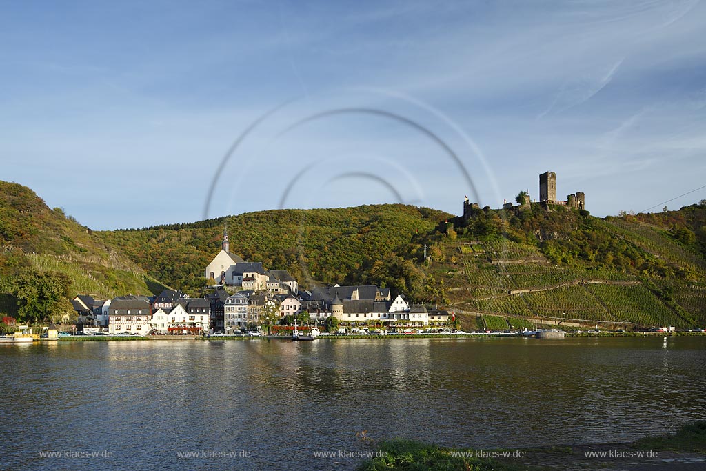 Beilstein, Blick vom linken Moselufer zum Dorf mit der barocken Klosterkirche St. Joseph und Burgruine Metternich; Beilstein, view from let side of river Moselle to the village with cloister church St Joseph and ruine of castle Metternich