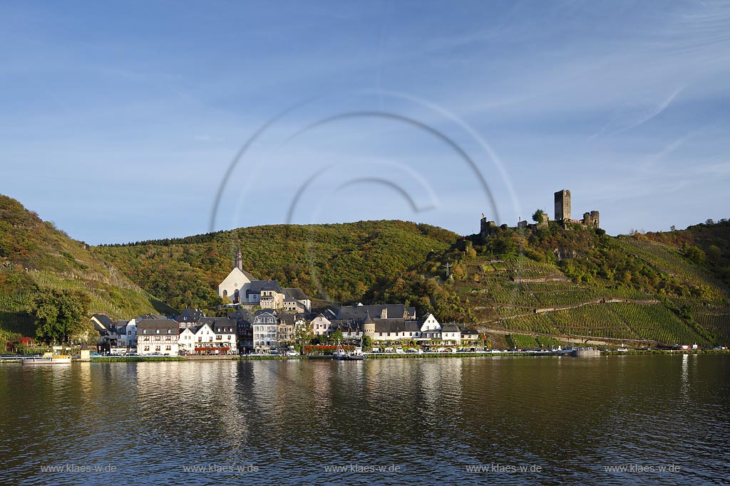 Beilstein, Blick vom linken Moselufer zum Dorf mit der barocken Klosterkirche St. Joseph und Burgruine Metternich; Beilstein, view from let side of river Moselle to the village with cloister church St Joseph and ruine of castle Metternich