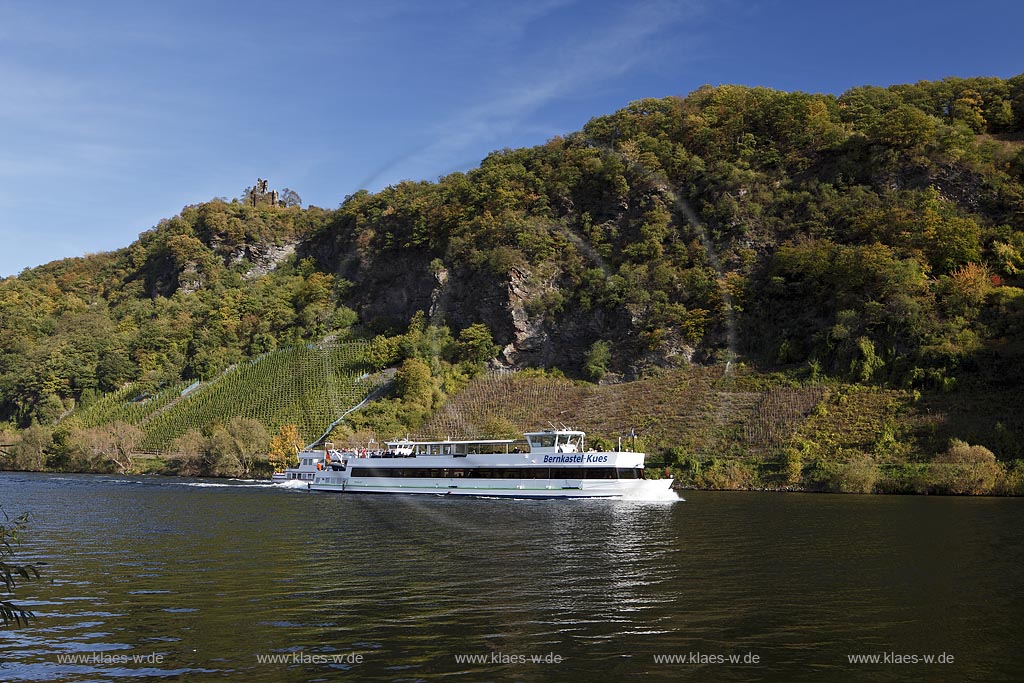 Beilstein, Blick vom linken Ufer ueber die Mosel mit Ausflugsschiff "Bernkastel-Kues" der Mosel-Schiffs-Touristik und Burg Metternich ; Beistein, view from let side of river Moselle to the right side with ruine of castle Metternich and cruise vessel 