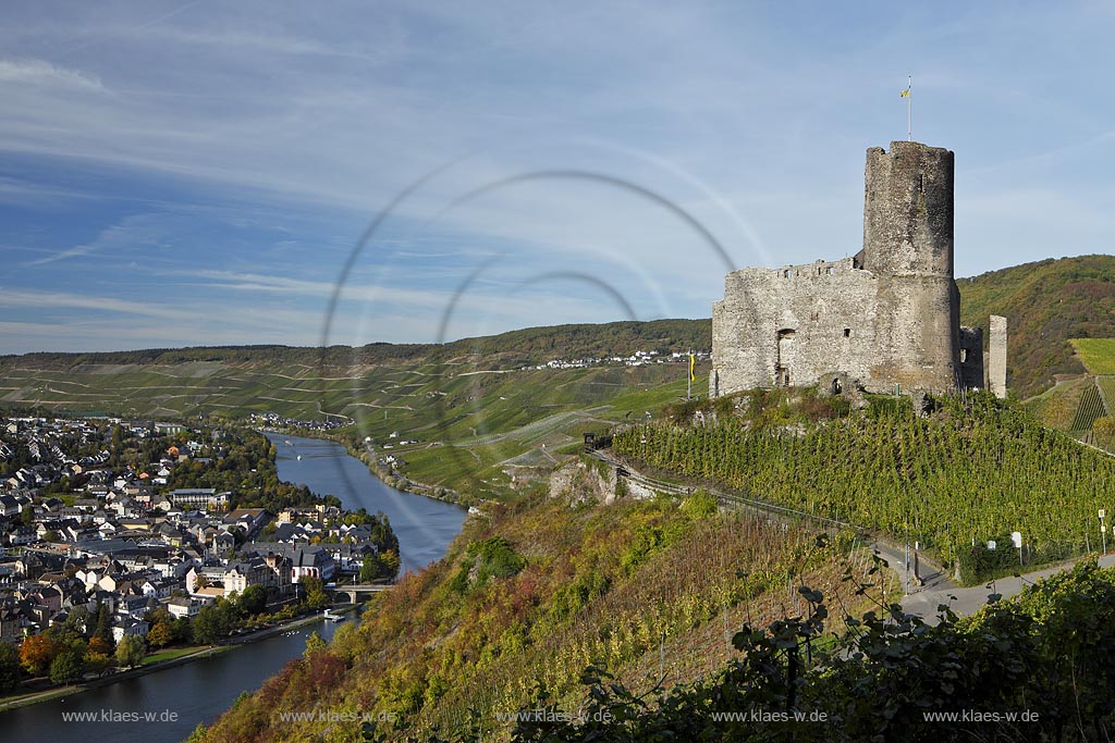 Bernkastel-Kues, Blick auf Moseltal mit Burg Landshut, Weinberg, Ort und Fluss; Bernkastel-Kues, view onto Moselle valley with city, castle Landshut and Moselle river