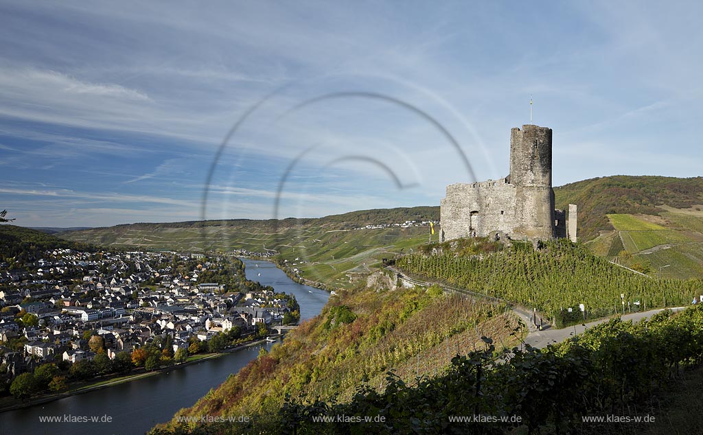 Bernkastel-Kues, Blick auf Moseltal mit Burg Landshut, Weinberg, Ort und Fluss; Bernkastel-Kues, view onto Moselle valley with city, castle Landshut and Moselle river