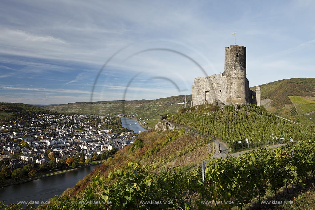 Bernkastel-Kues, Blick auf Moseltal mit Burg Landshut, Weinberg, Ort und Fluss; Bernkastel-Kues, view onto Moselle valley with city, castle Landshut and Moselle river