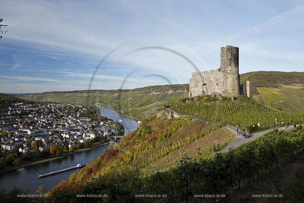 Bernkastel-Kues, Blick auf Moseltal mit Burg Landshut, Weinberg, Ort und Fluss; Bernkastel-Kues, view onto Moselle valley with city, castle Landshut and Moselle river