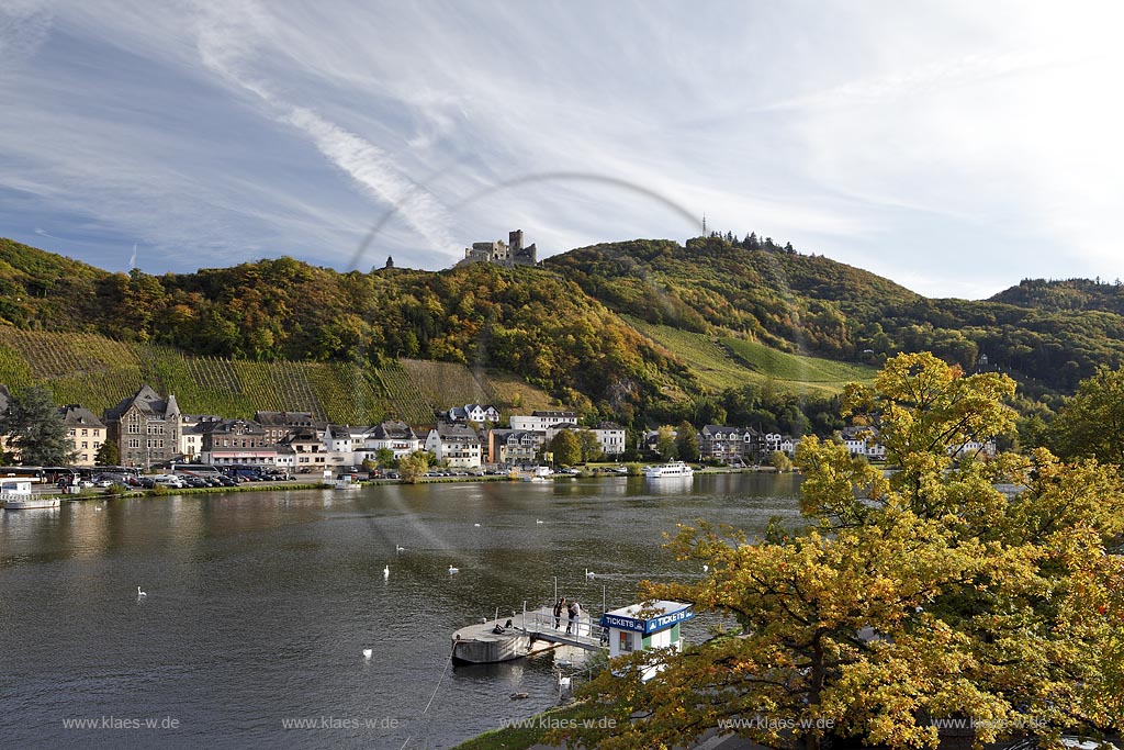 Bernkastel-Kues, Blick ueber die Mosel mit Schiffsanlegestelle und wartenden jugendlichen Passagieren zur Stadt mit Burg Landshut in Herbstlandschaft; Bernkastel-Kues, view over Moselle river to town and castle Landshut in autumn.