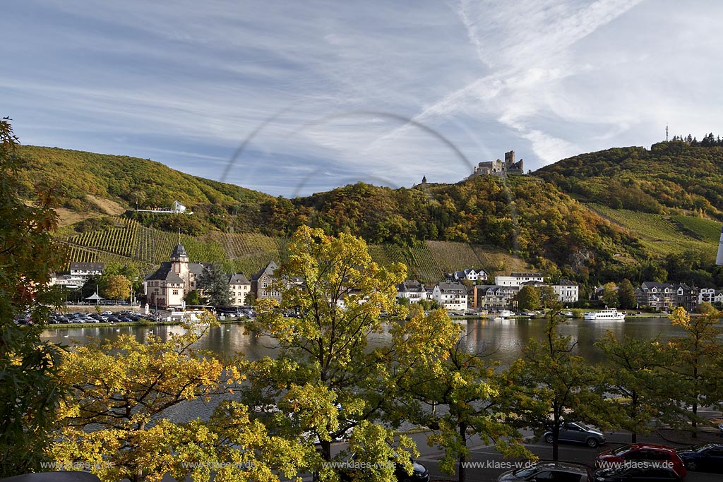 Bernkastel-Kues, Blick ueber die Mosel zur Stadt mit Burg Landshut in Herbstlandschaft; Bernkastel-Kues, view over Moselle river to town and castle Landshut in autumn.