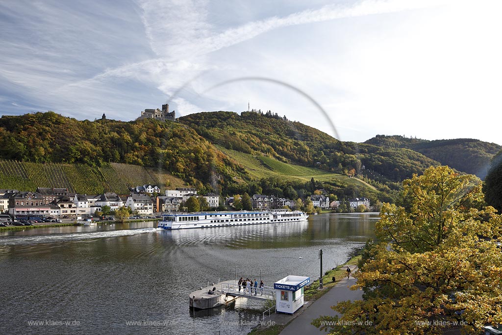 Bernkastel-Kues, Blick ueber die Mosel mit Passagierschiff River Hamony zur Stadt mit Burg Landshut in Herbstlandschaft; Bernkastel-Kues, view over Moselle river with passanger ship River Harmony to town and castle Landshut in autumn.