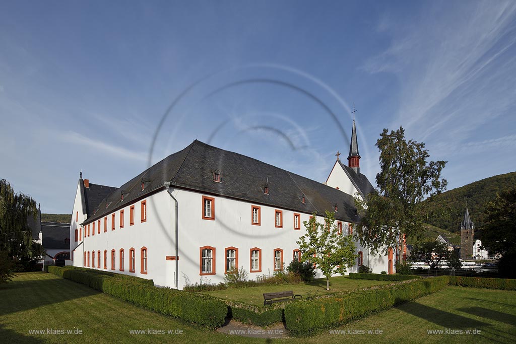 Bernkastel-Kues. Das St. Nikolaus-Hospital, kurz: Cusanusstift in Bernkastel-Kues ist die spaetgotische Stiftung des Nikolaus von Kues. Der Stifter gruendete die Anlage am 3. Dezember 1458 als Armenhospital fuer genau 33 (nach den Lebensjahren von Jesus Christus) alleinstehende Männer aus Adel (sechs Adlige), Klerus (sechs Priester) und Buergertum (21 gemeine Leute). Seit Ende der 1960er Jahre werden auch Frauen in das Altenheim aufgenommen.