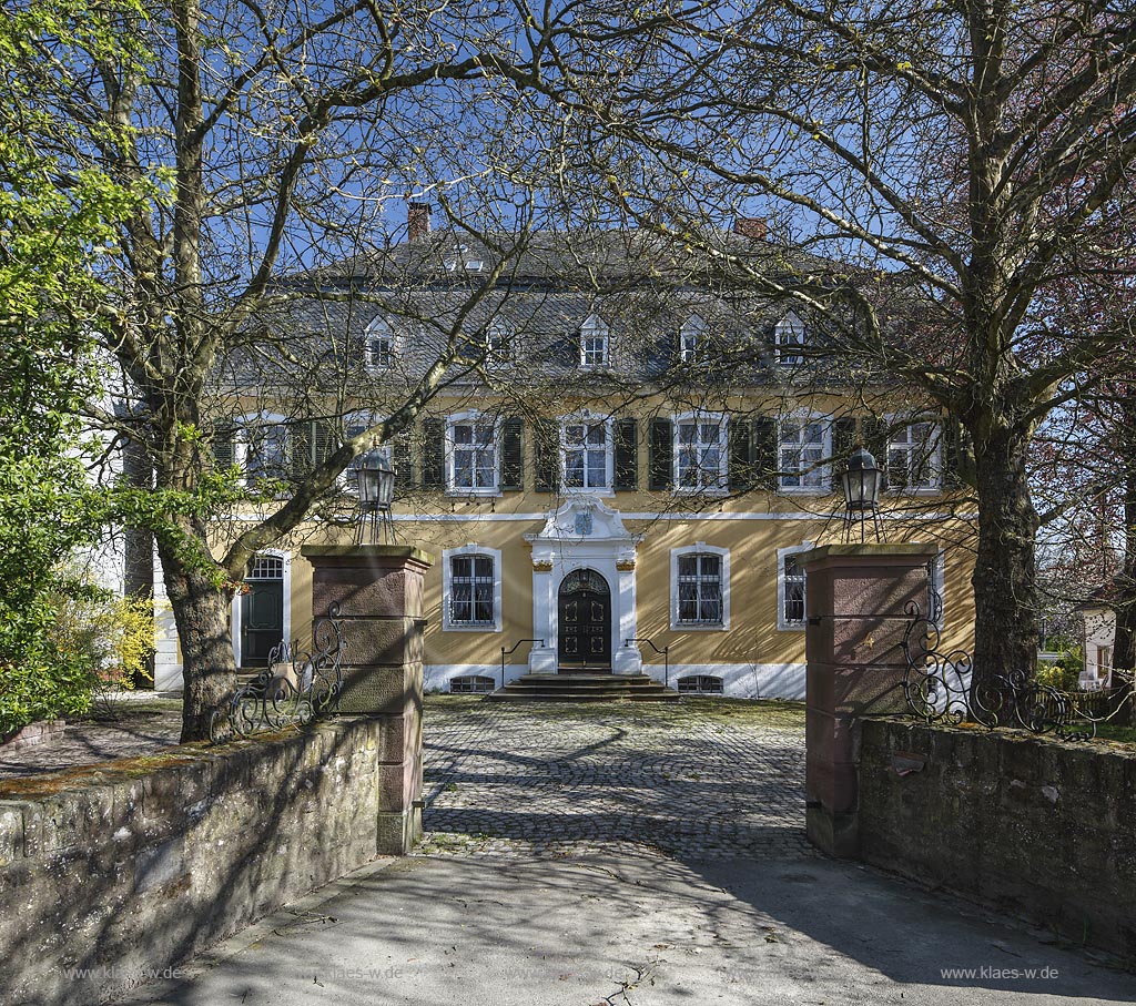 Bitburg Schloss Bickendorf Sehenswert ist das sogenannte Schloss Bickendorf, ein Gutshaus mit sehenswertem Garten aus der Mitte des 18. Jahrhunderts ; Bitburg Castle Bickendorf,  it is a mansion, which is well worth seeing.