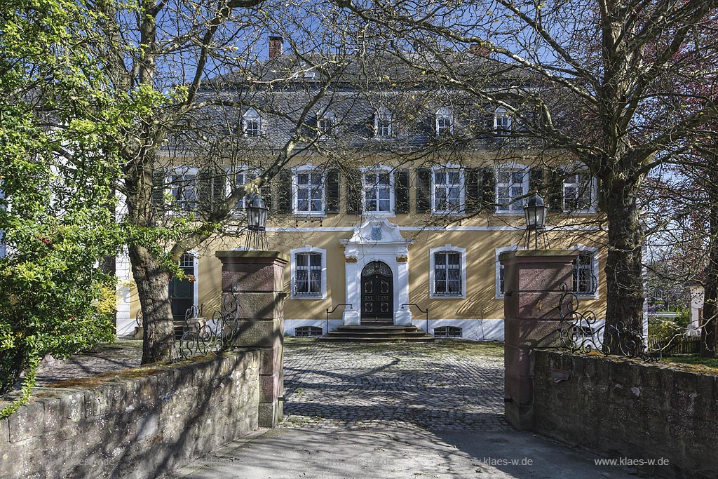 Bitburg Schloss Bickendorf Sehenswert ist das sogenannte „Schloss“ Bickendorf, ein Gutshaus mit sehenswertem Garten aus der Mitte des 18. Jahrhunderts ; Bitburg Castle Bickendorf,  it is a mansion, which is well worth seeing.