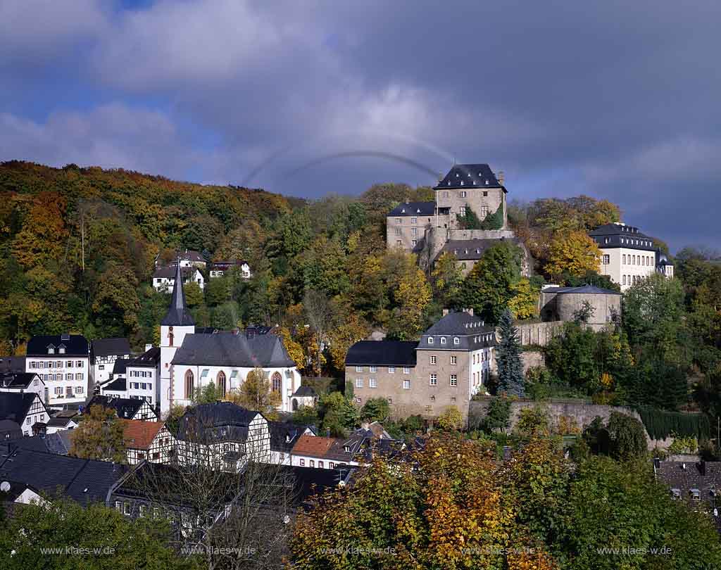 Blankenheim, Kreis Euskirchen, Eifel, Blick auf den Ort im Herbst