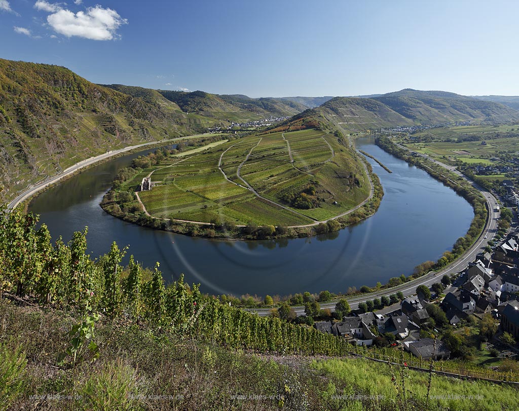 Bremm, Blick auf die Moselschleife an einem klaren Herbsttag bei extremer Fernsicht. Der Ort liegt an der wohl beruehmtesten Moselschleife und ist umgeben von den Rebhaengen des Calmont, der mit 380 Metern Hoehe und ca. 65 Grad Neigung steilsten Weinbergslage Europas; Bremm, clear view onto the well known loop of the river Moselle.