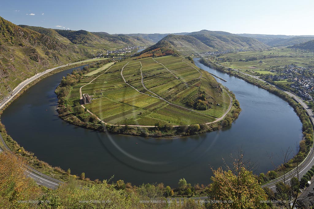 Bremm, Blick auf die Moselschleife an einem klaren Herbsttag bei extremer Fernsicht. Der Ort liegt an der wohl beruehmtesten Moselschleife und ist umgeben von den Rebhaengen des Calmont, der mit 380 Metern Hoehe und ca. 65 Grad Neigung steilsten Weinbergslage Europas; Bremm, clear view onto the well known loop of the river Moselle.