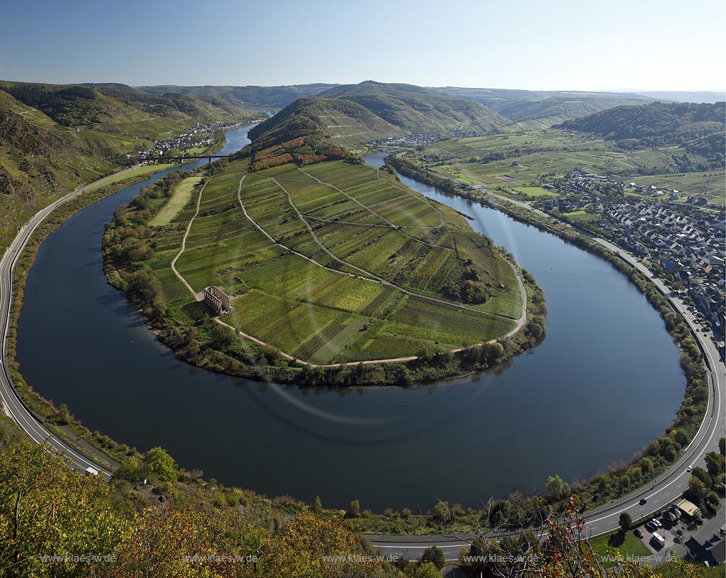 Bremm, Blick auf die Moselschleife an einem klaren Herbsttag bei extremer Fernsicht. Der Ort liegt an der wohl beruehmtesten Moselschleife und ist umgeben von den Rebhaengen des Calmont, der mit 380 Metern Hoehe und ca. 65 Grad Neigung steilsten Weinbergslage Europas; Bremm, clear view onto the well known loop of the river Moselle.