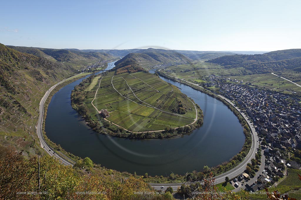 Bremm, Blick auf die Moselschleife an einem klaren Herbsttag bei extremer Fernsicht. Der Ort liegt an der wohl beruehmtesten Moselschleife und ist umgeben von den Rebhaengen des Calmont, der mit 380 Metern Hoehe und ca. 65 Grad Neigung steilsten Weinbergslage Europas; Bremm, clear view onto the well known loop of the river Moselle.