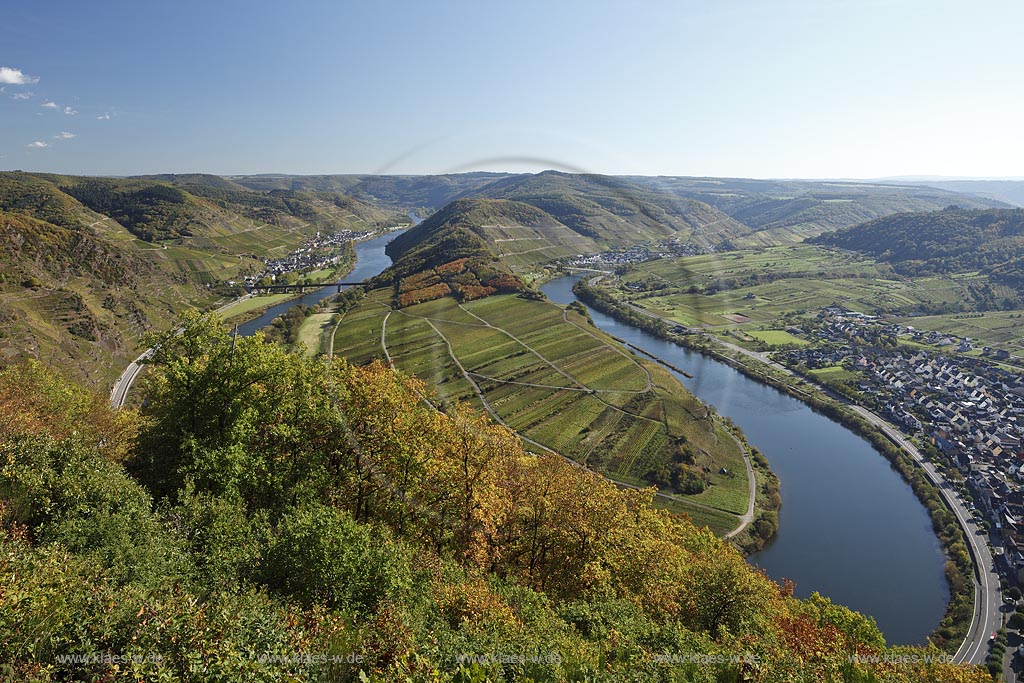 Bremm, Blick auf die Moselschleife an einem klaren Herbsttag bei extremer Fernsicht. Der Ort liegt an der wohl beruehmtesten Moselschleife und ist umgeben von den Rebhaengen des Calmont, der mit 380 Metern Hoehe und ca. 65 Grad Neigung steilsten Weinbergslage Europas; Bremm, clear view onto the well known loop of the river Moselle.