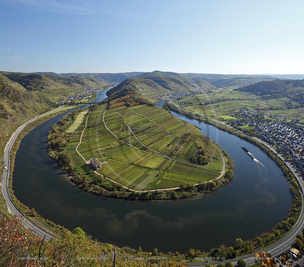 Bremm, Blick auf die Moselschleife an einem klaren Herbsttag bei extremer Fernsicht. Der Ort liegt an der wohl beruehmtesten Moselschleife und ist umgeben von den Rebhaengen des Calmont, der mit 380 Metern Hoehe und ca. 65 Grad Neigung steilsten Weinbergslage Europas; Bremm, clear view onto the well known loop of the river Moselle.