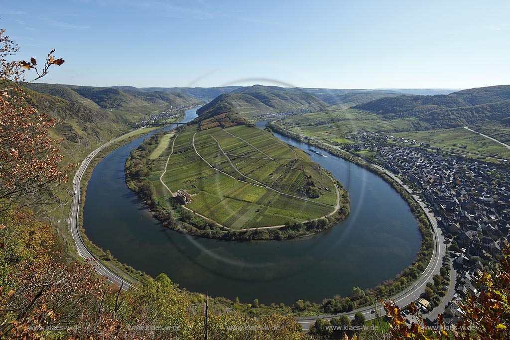 Bremm, Blick auf die Moselschleife an einem klaren Herbsttag bei extremer Fernsicht. Der Ort liegt an der wohl beruehmtesten Moselschleife und ist umgeben von den Rebhaengen des Calmont, der mit 380 Metern Hoehe und ca. 65 Grad Neigung steilsten Weinbergslage Europas; Bremm, clear view onto the well known loop of the river Moselle.