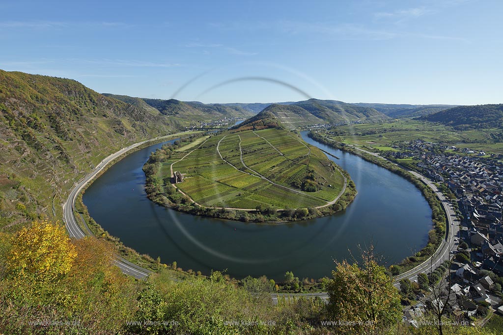 Bremm, Blick auf die Moselschleife an einem klaren Herbsttag bei extremer Fernsicht. Der Ort liegt an der wohl beruehmtesten Moselschleife und ist umgeben von den Rebhaengen des Calmont, der mit 380 Metern Hoehe und ca. 65 Grad Neigung steilsten Weinbergslage Europas; Bremm, clear view onto the well known loop of the river Moselle.