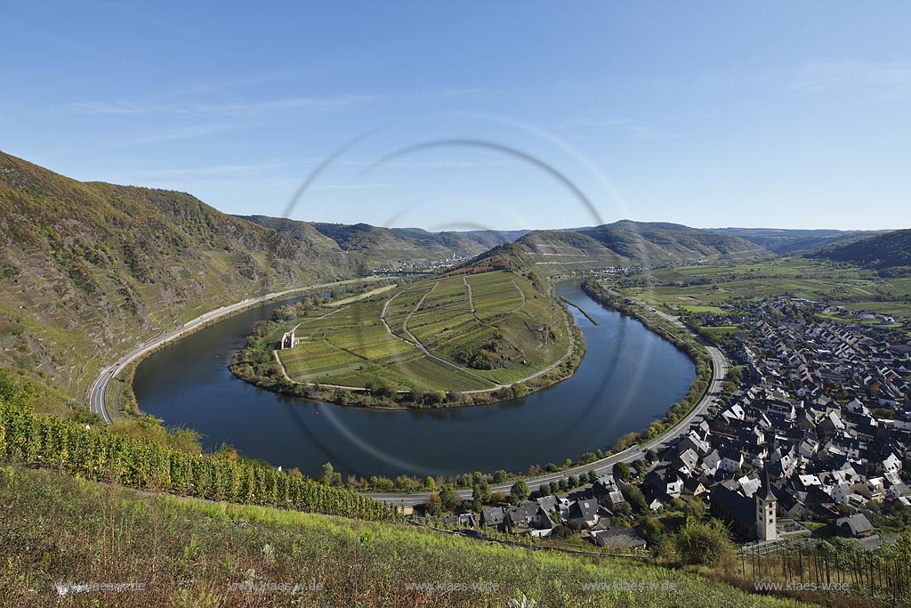 Bremm, Blick auf die Moselschleife an einem klaren Herbsttag bei extremer Fernsicht. Der Ort liegt an der wohl beruehmtesten Moselschleife und ist umgeben von den Rebhaengen des Calmont, der mit 380 Metern Hoehe und ca. 65 Grad Neigung steilsten Weinbergslage Europas; Bremm, clear view onto the well known loop of the river Moselle.