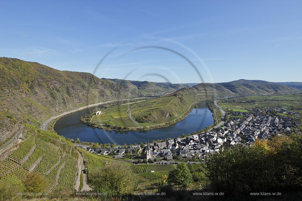 Bremm, Blick auf die Moselschleife an einem klaren Herbsttag bei extremer Fernsicht. Der Ort liegt an der wohl beruehmtesten Moselschleife und ist umgeben von den Rebhaengen des Calmont, der mit 380 Metern Hoehe und ca. 65 Grad Neigung steilsten Weinbergslage Europas; Bremm, clear view onto the well known loop of the river Moselle.