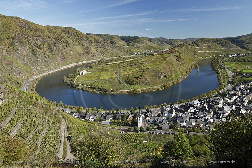 Bremm, Blick auf die Moselschleife an einem klaren Herbsttag bei extremer Fernsicht. Der Ort liegt an der wohl beruehmtesten Moselschleife und ist umgeben von den Rebhaengen des Calmont, der mit 380 Metern Hoehe und ca. 65 Grad Neigung steilsten Weinbergslage Europas; Bremm, clear view onto the well known loop of the river Moselle.