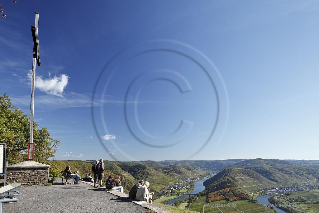 Bremm, Blick vom Aussichtsplateau am Calmont Gipfel mit Gipelkreuz und Wanderern auf das Moseltal bei Bremm an einem klaren Herbsttag bei extremer Fernsicht; Bremm, clear view with cross on the summit of calomont near Bremm onto the Moselle river valley.