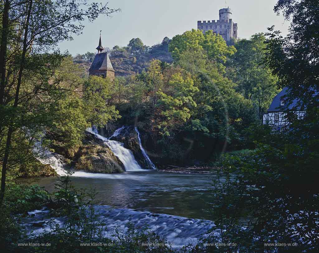 Roes, Landkreis Cochem-Zell, Verbandsgemeinde Treis-Karden, Eifel, Blick zur Burg Pyrmont mit Sicht auf Elzbach, Wasserfall und Landschaft 