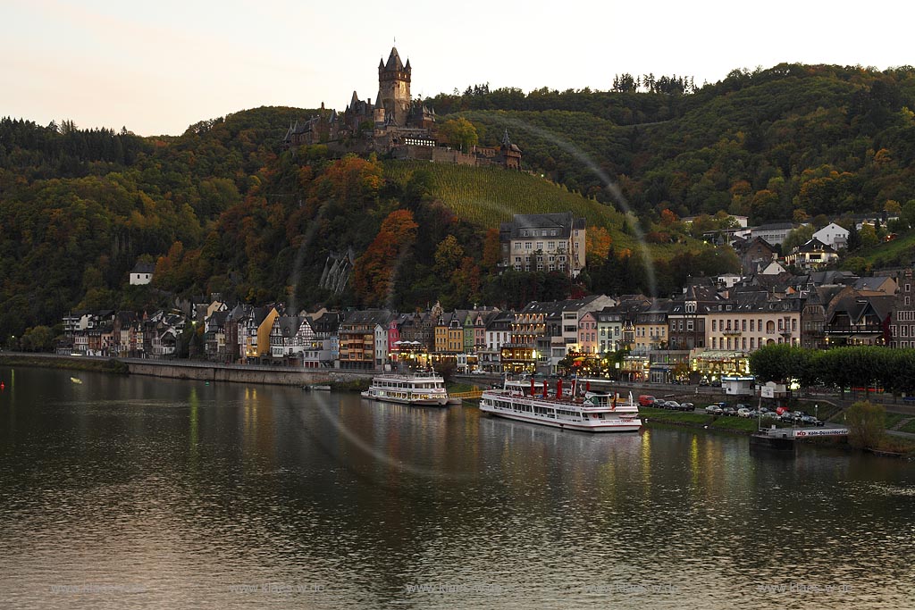 Cochem, Blick ueber die Mosel zur Reichsburg in Abendstimmung; Cochem, view over Moselle river onto castle Reichsburg at the evening sun light.