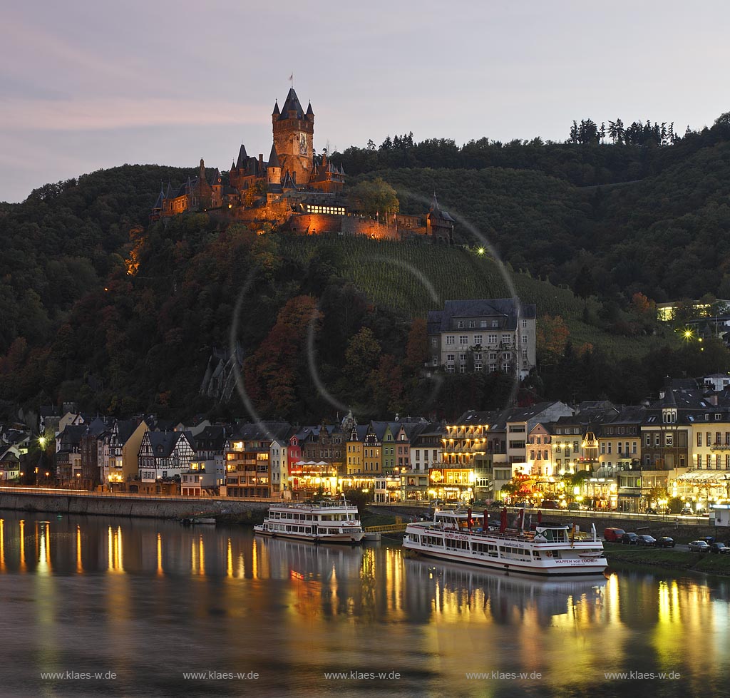 Cochem, Blick ueber die Mosel zur Reichsburg in Abendstimmung waehrend der blauen Stunde, illuminiert; Cochem, view over Moselle river onto castle Reichsburg during blue hour