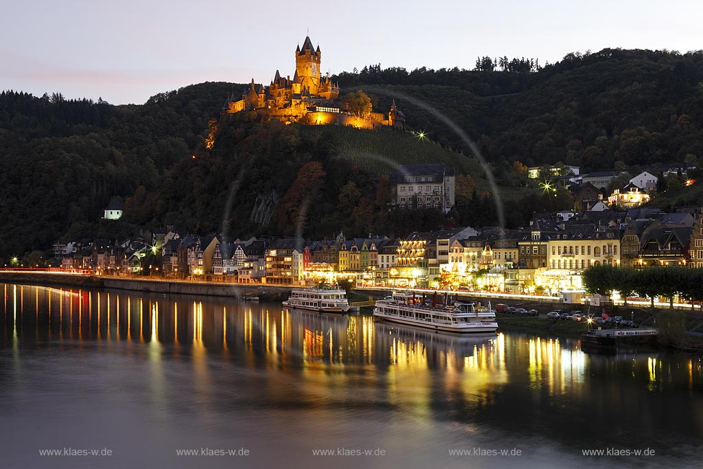 Cochem, Blick ueber die Mosel zur Reichsburg in Abendstimmung waehrend der blauen Stunde, illuminiert; Cochem, view over Moselle river onto castle Reichsburg during blue hour