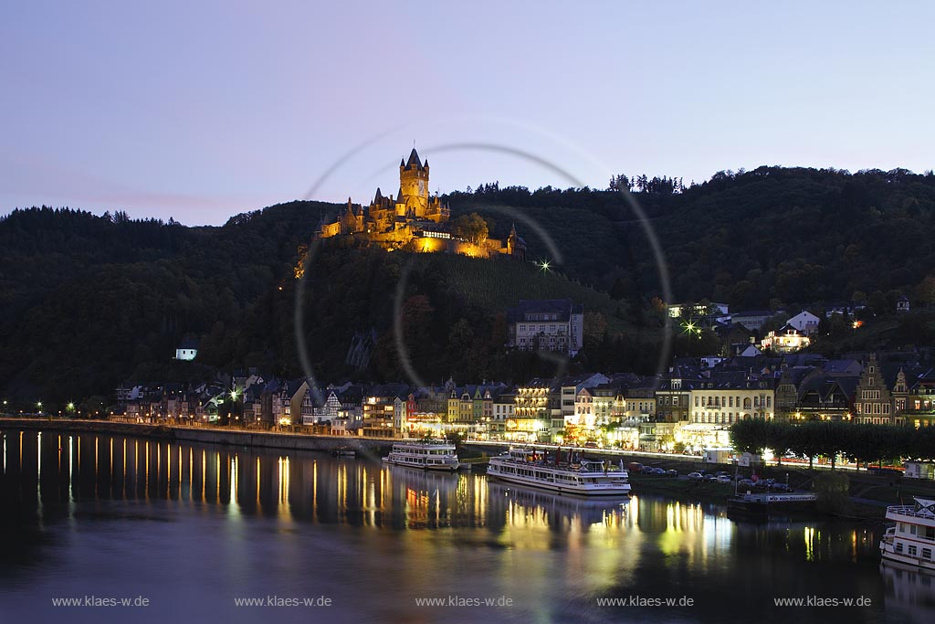 Cochem, Blick ueber die Mosel zur Reichsburg in Abendstimmung waehrend der blauen Stunde, illuminiert; Cochem, view over Moselle river onto castle Reichsburg during blue hour