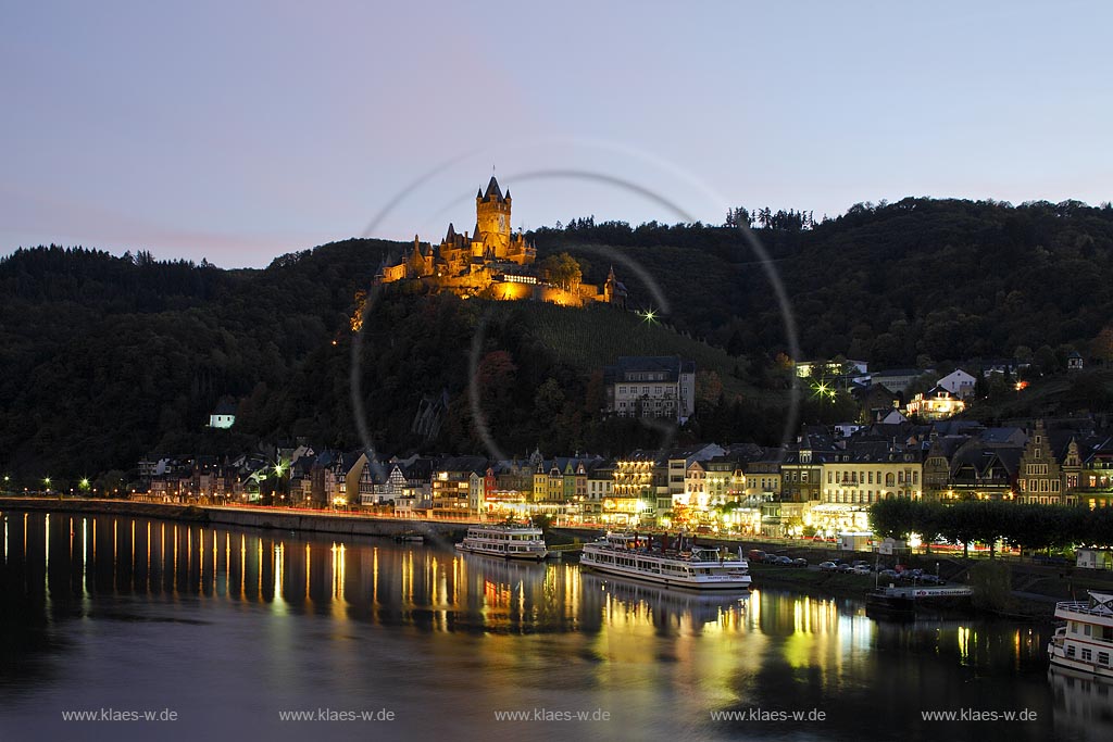 Cochem, Blick ueber die Mosel zur Reichsburg in Abendstimmung waehrend der blauen Stunde, illuminiert; Cochem, view over Moselle river onto castle Reichsburg during blue hour