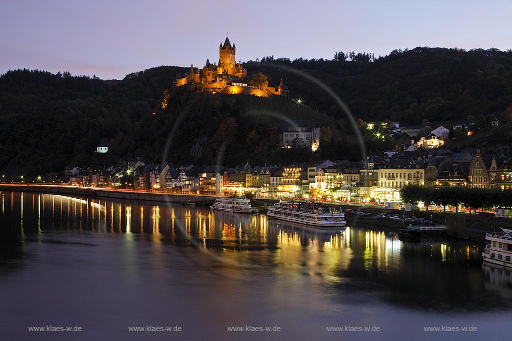 Cochem, Blick ueber die Mosel zur Reichsburg in Abendstimmung waehrend der blauen Stunde, illuminiert; Cochem, view over Moselle river onto castle Reichsburg during blue hour