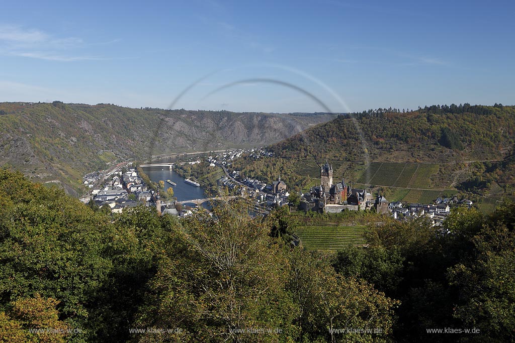 Cochem, Blick von der Panoramastrasse auf die Reichsburg mit Moseltal, Stadt Cochem und Moselbruecke, klare gute Fernsicht in Herbstlandschaft; Cochem, view from Panoama street onto Moselle valley with castle Reichsburg in autumn landscape.