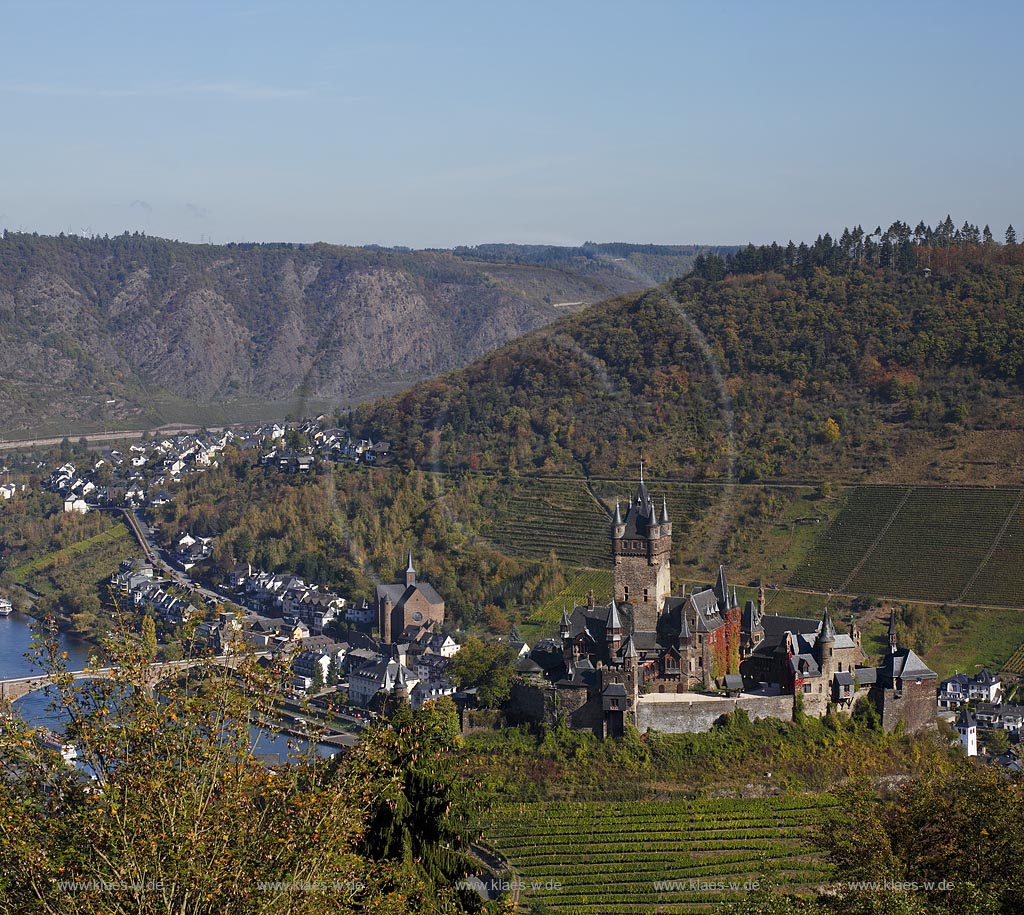 Cochem, Blick von der Panoramastrasse auf die Reichsburg mit Moseltal, Stadt Cochem und Moselbruecke, klare gute Fernsicht in Herbstlandschaft; Cochem, view from Panoama street onto Moselle valley with castle Reichsburg in autumn landscape.