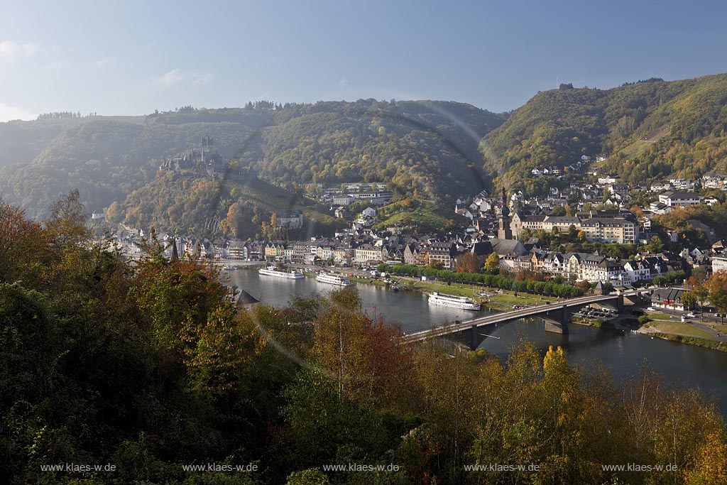 Cochem, Blick ueber die Mosel zur Reichsburg mit Stadt Cochem in Herbstlandschaft; Cochem, view over Moselle river onto Cochem with castle Reichsburg in autumn landscape.