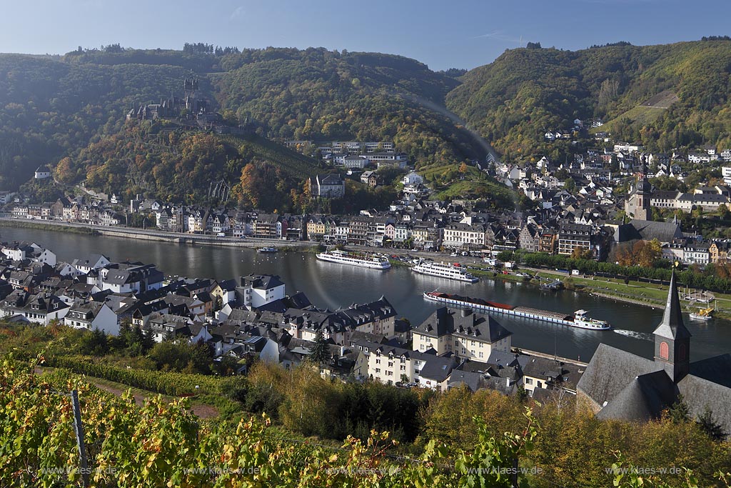 Cochem, Blick ueber die Mosel zur Reichsburg mit Stadt Cochem in Herbstlandschaft; Cochem, view over Moselle river onto Cochem with castle Reichsburg in autumn landscape.