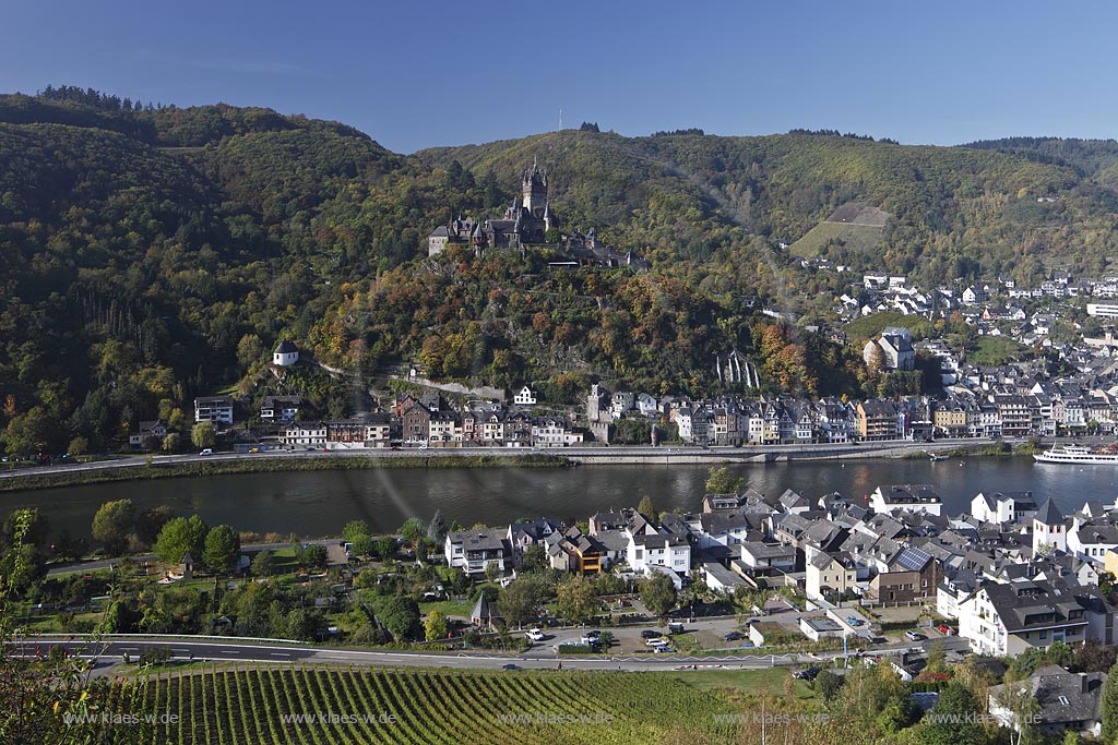 Cochem, Blick ueber die Mosel zur Reichsburg mit Stadt Cochem in Herbstlandschaft; Cochem, view over Moselle river onto Cochem with castle Reichsburg in autumn landscape.