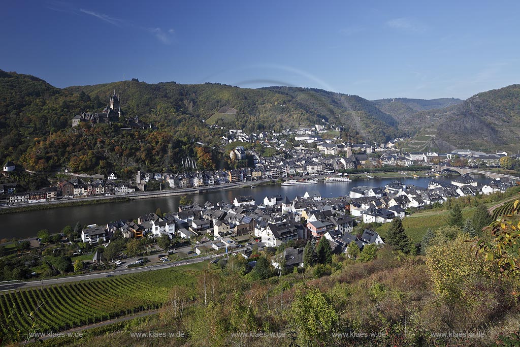 Cochem, Blick ueber die Mosel zur Reichsburg mit Stadt Cochem in Herbstlandschaft; Cochem, view over Moselle river onto Cochem with castle Reichsburg in autumn landscape.