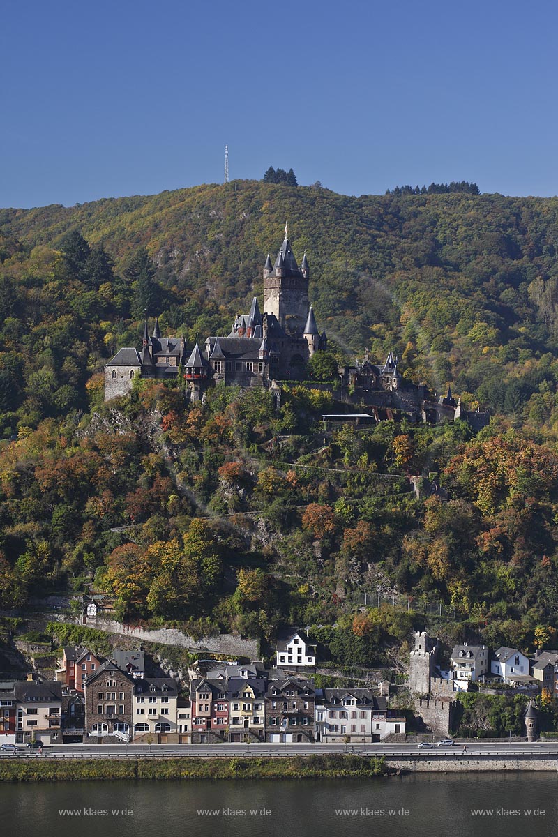 Cochem, Blick ueber die Mosel zur Reichsburg mit Stadt Cochem in Herbstlandschaft; Cochem, view over Moselle river onto Cochem with castle Reichsburg in autumn landscape.