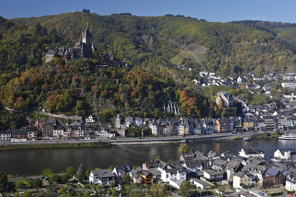 Cochem, Blick ueber die Mosel zur Reichsburg mit Stadt Cochem in Herbstlandschaft; Cochem, view over Moselle river onto Cochem with castle Reichsburg in autumn landscape.