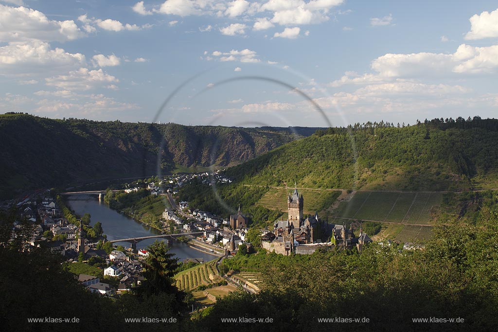 Blick auf Cochem mit Mosel und Reichsburg, die Wahrzeichen von Cochem ist und  auf einem weithin sichtbaren Bergkegel mehr als 100 Meter oberhalb der Stadt steht. Als Gipfelburg gehoert sie zum Typus der Hoehenburgen; view to Cochem with Moselle and Reichsburg.