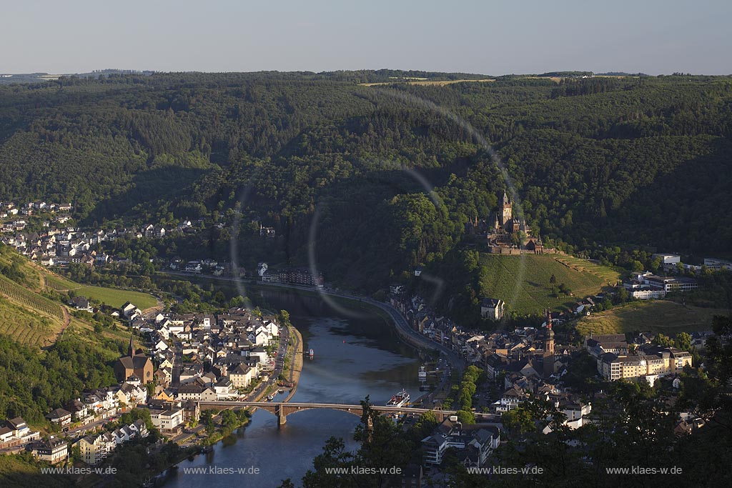 Cochem, Blick ins Moseltal mit Stadt, Reichsburg und Pfarrkirche Sankt Martin im Abendlicht der untergehenden Sonne; Cochem, view to the valley of Moselle with town, castle Reichsburg and parish church saint Martin.