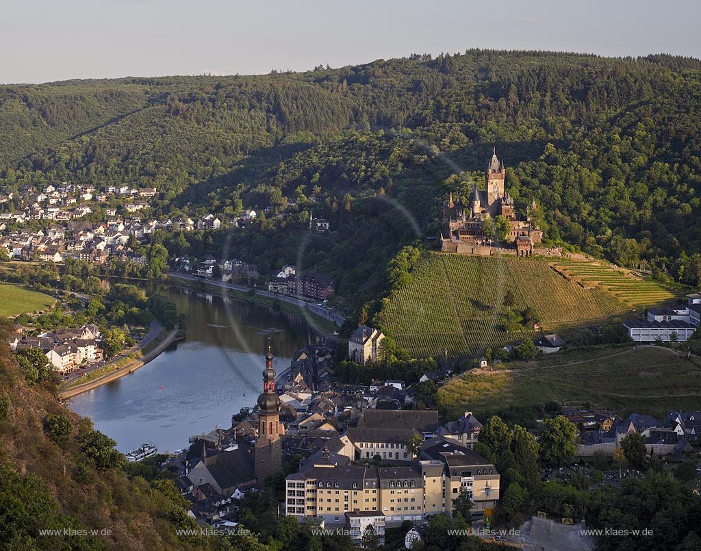 Cochem, Blick ins Moseltal mit Stadt, Reichsburg und Pfarrkirche Sankt Martin im Abendlicht der untergehenden Sonne; Cochem, view to the valley of Moselle with town, castle Reichsburg and parish church saint Martin.